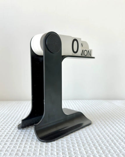 Minimalist Perpetual Calendar for Desk decoration- L 16.5cm, 6.5 inch / H 15.5cm, 6.1 inch